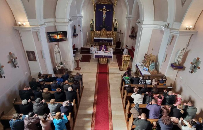 Elsőáldozók bemutatása a vitnyédi templomban