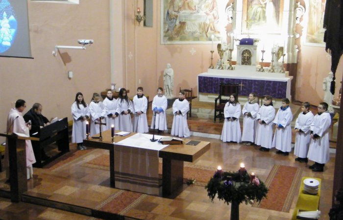 GAUDETE = ÖRVENDJETEK  Az öröm gyertyáját gyújtották meg