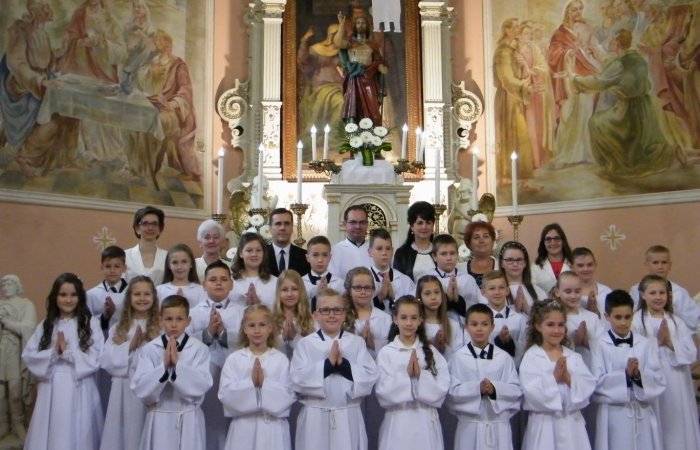 A Páli Szent Vince Katolikus Általános Iskola 3.b osztályosainak elsőáldozása