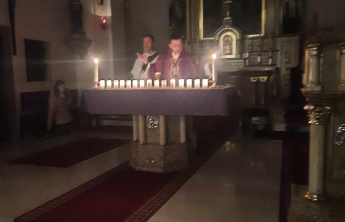 Gyertyafényes rorate a vitnyédi templomban