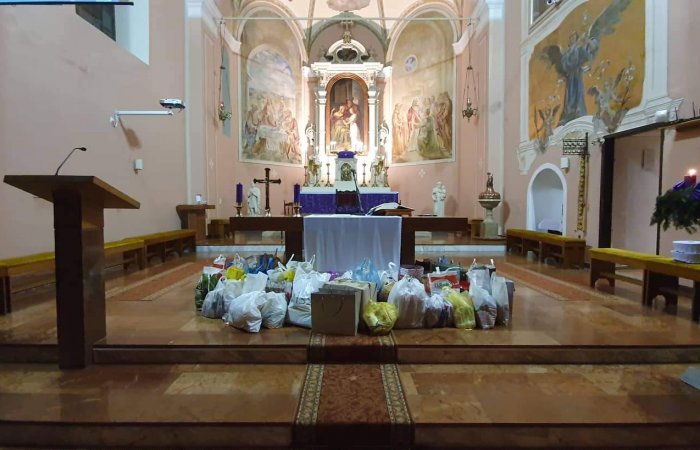 Tartós élelmiszerek gyűjtése a kapuvári Szent Anna-templomban