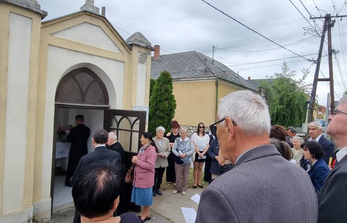 SZENTHÁROMSÁG VASÁRNAPJA - Litánia a kápolnánál