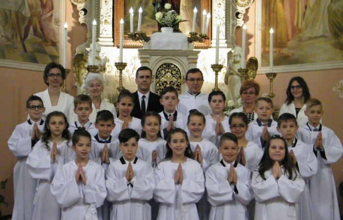 A Páli Szent Vince Katolikus Általános Iskola 3.a osztályosainak elsőáldozása