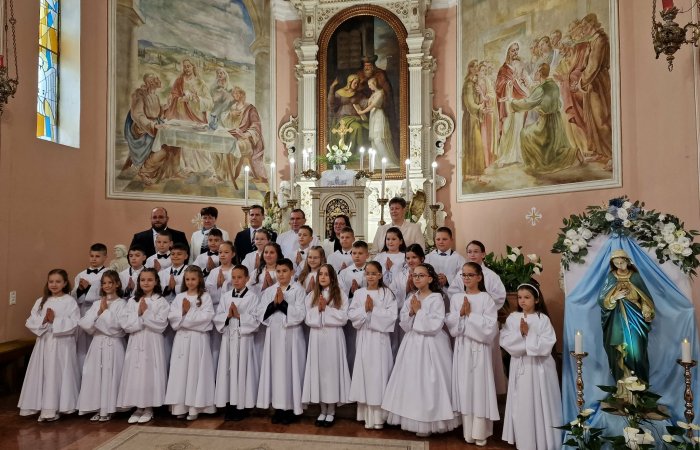 Elsőáldozás ünnepe a Páli Szent Vince Iskolaközpont 3. B osztályában