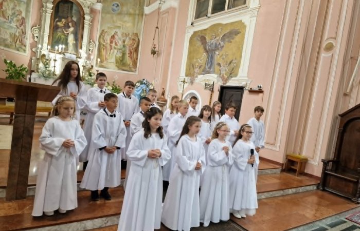 Térségi iskolások elsőáldozása a Kapuvári Szent Anna-templomban