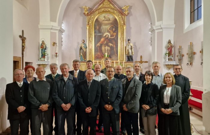 Újmisés áldás és eskütétel a vitnyédi közösségben