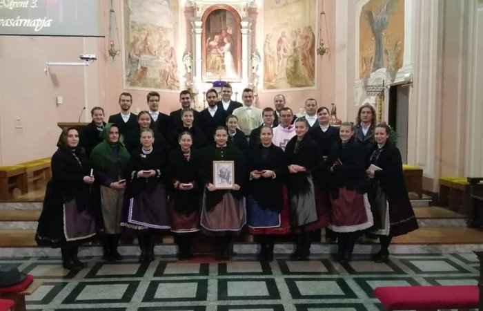 „Szállást keres a Szent Család…”