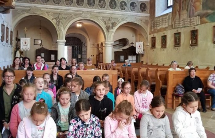 Kapuvári katolikus iskolások a májusi litániákon