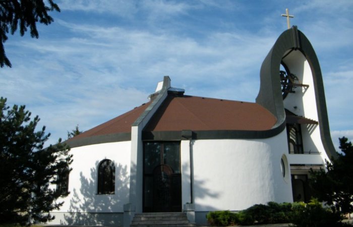 Püspöki áldás a felújított Sarlós Boldogasszony templomra