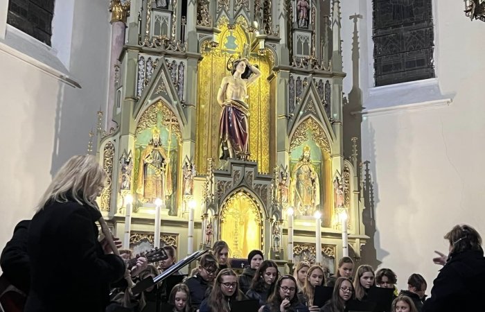 Adventi gyertyagyújtás a gartai templomban